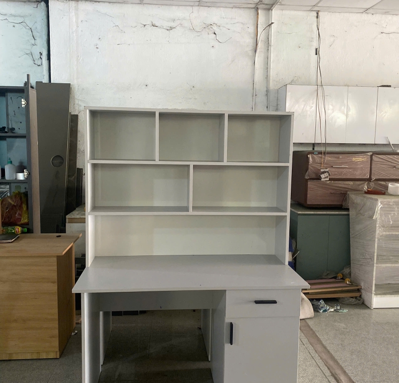Bàn học MDF màu xám trắng đơn giản