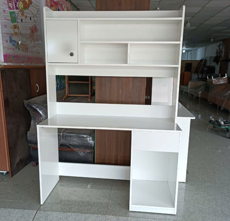 Bàn học MDF trắng tối ưu diện tích