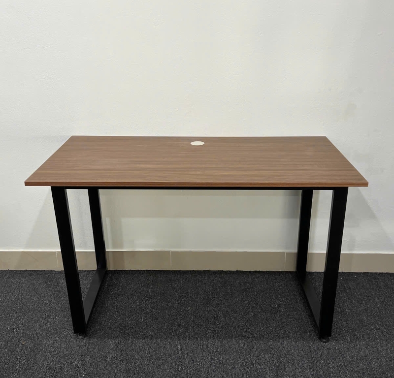 Bàn làm việc MDF chân sắt chữ U hiện đại