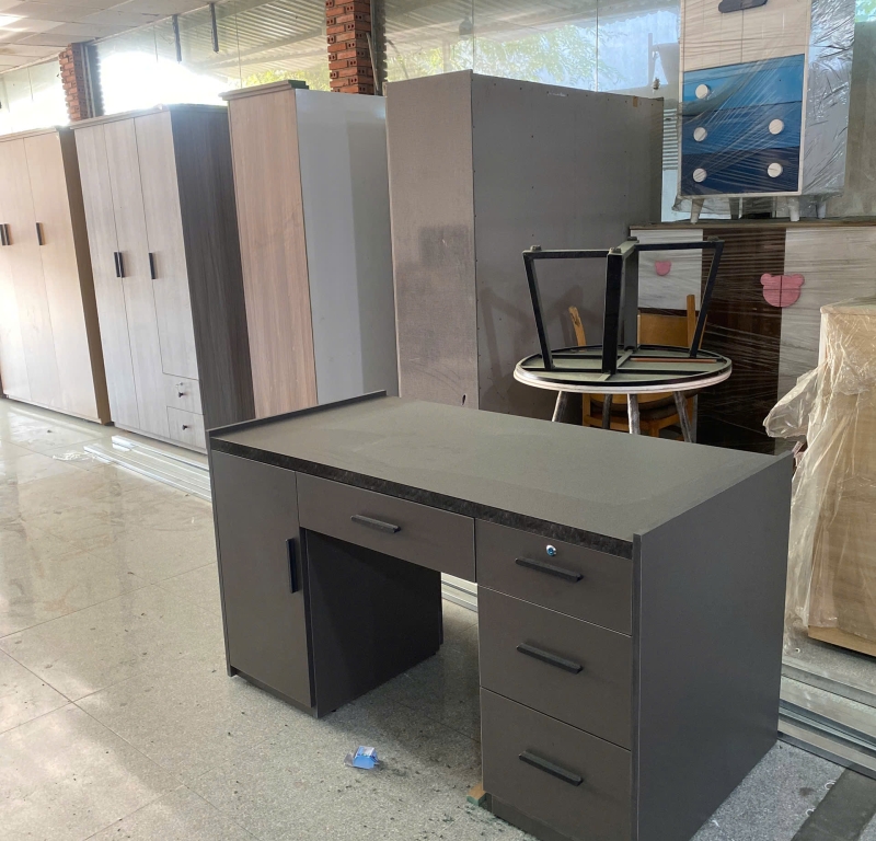 Bàn làm việc MDF màu ghi xám có tủ cá nhân