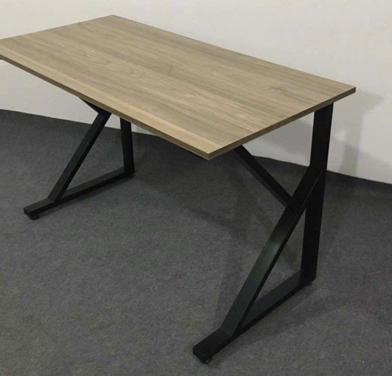 Bàn làm việc MDF chân sắt chữ K vân gỗ sáng