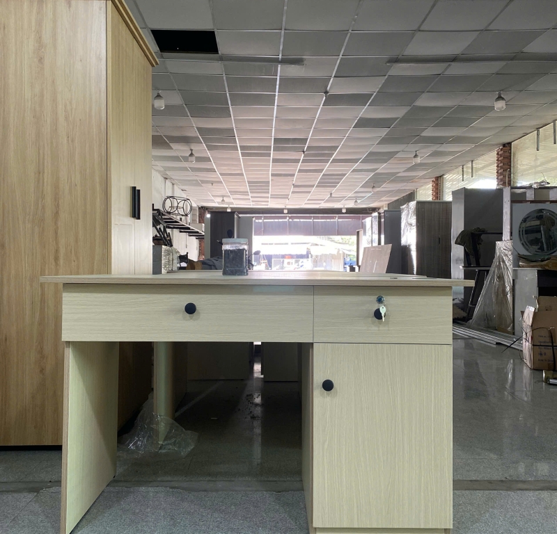 Bàn làm việc MDF màu kem có ngăn kéo và tủ cánh mở