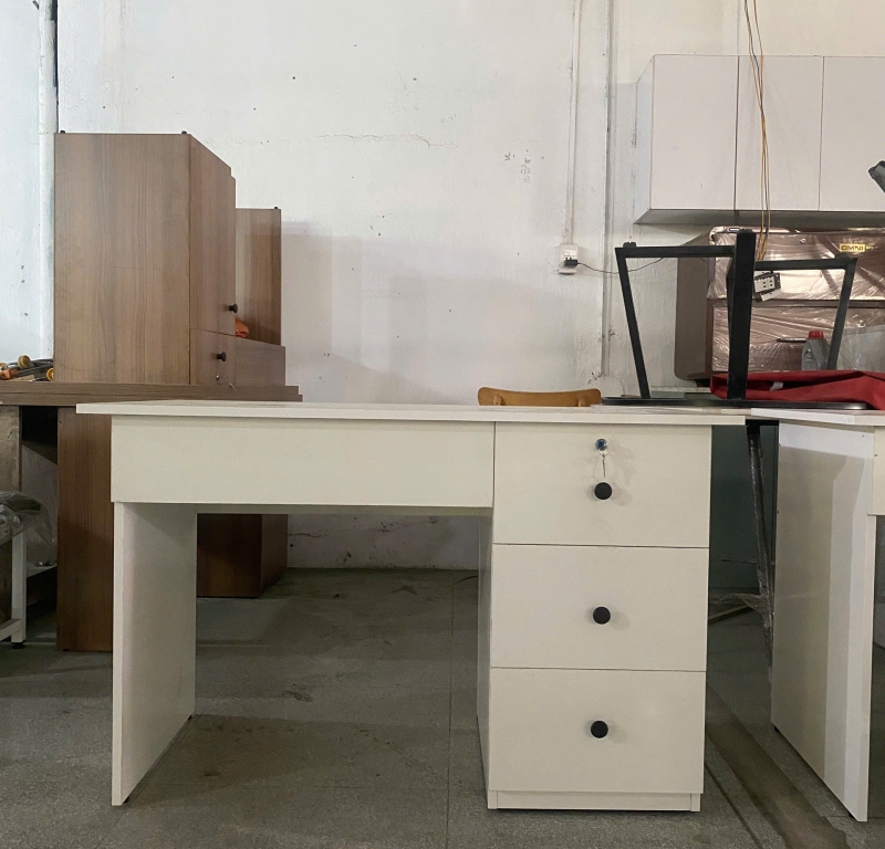 Bàn làm việc MDF trắng 3 hộc kéo hiện đại