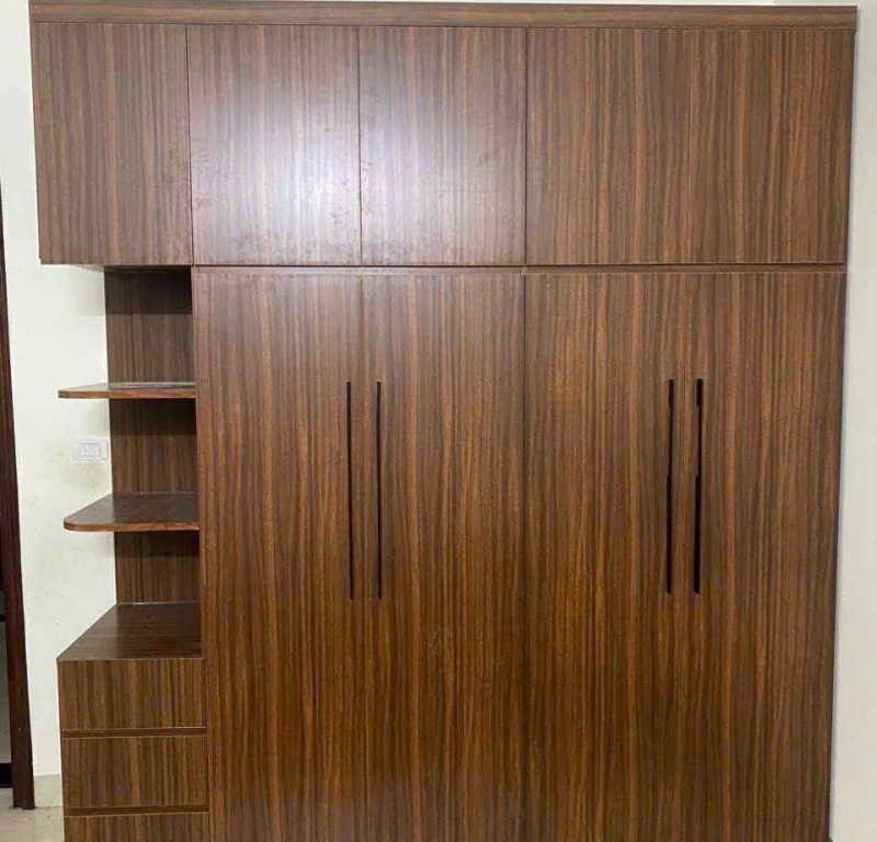 Tủ áo MDF vân gỗ đậm tích hợp kệ trang trí bên hông
