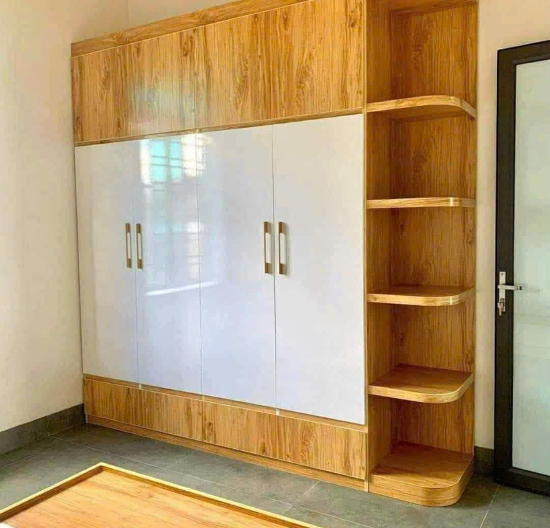 Tủ áo MDF phối cánh trắng bóng và kệ bo góc trang trí