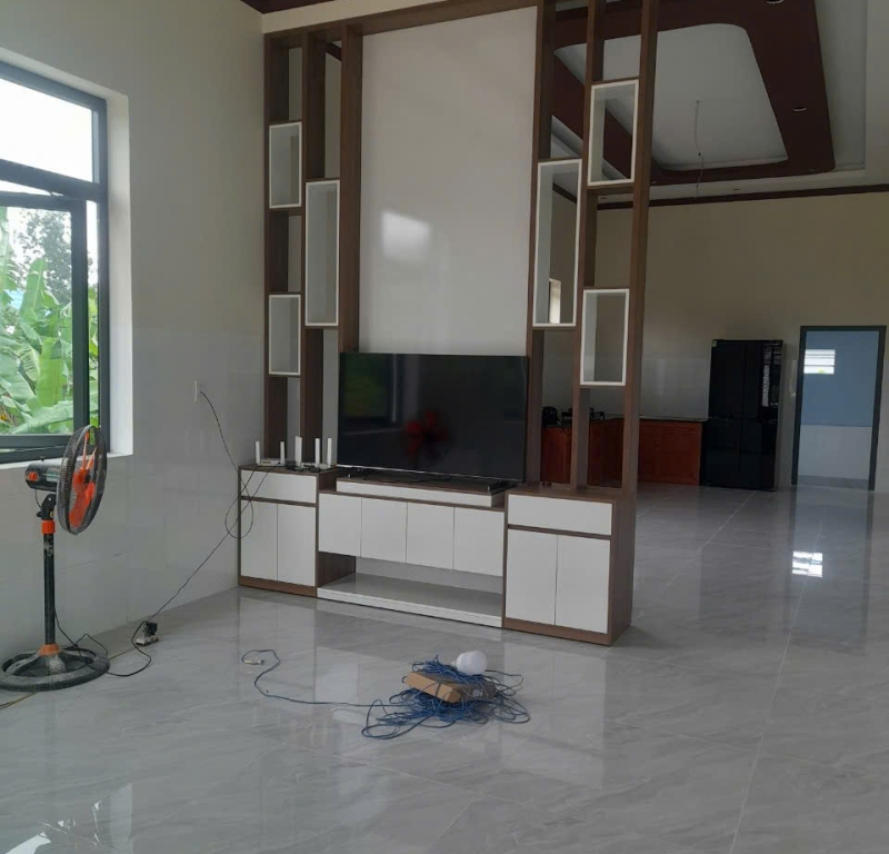 Vách ngăn MDF hiện đại phối màu trắng - gỗ