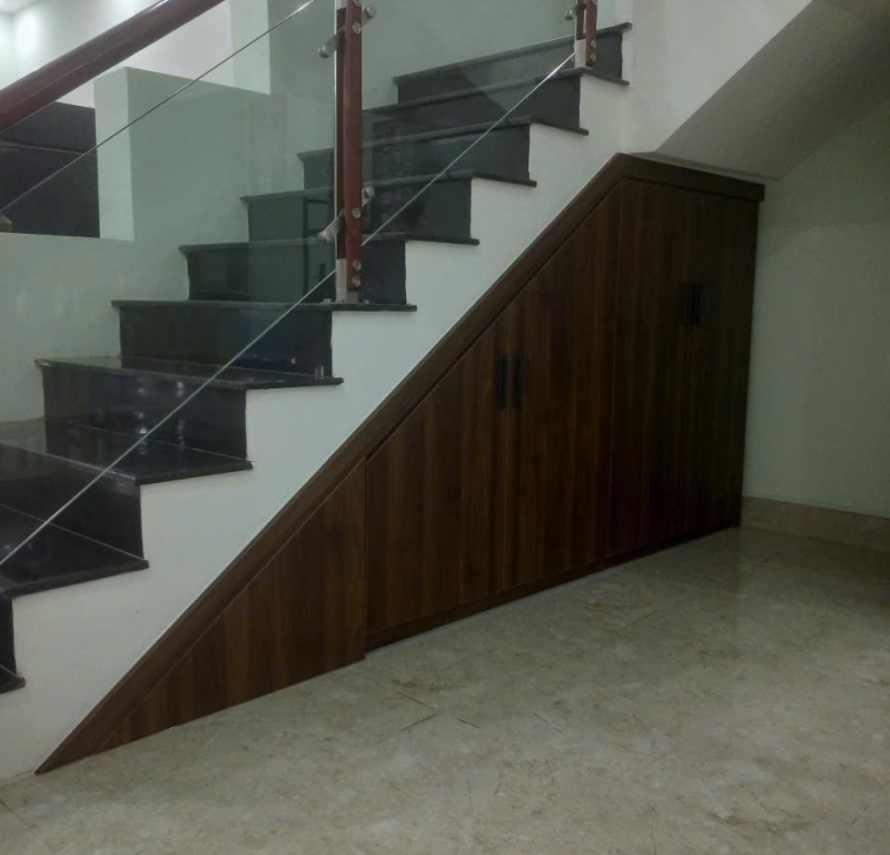 Tủ gầm cầu thang cánh phẳng hiện đại, tone màu gỗ trầm sang trọng.