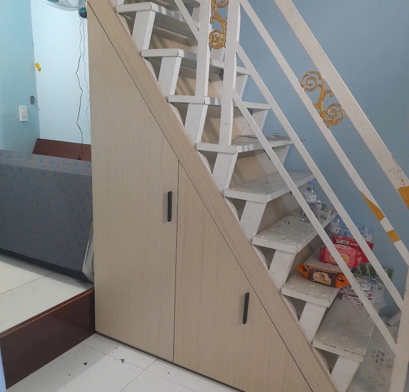 Tủ lưu trữ dưới cầu thang xương cá, màu gỗ sáng tối giản.