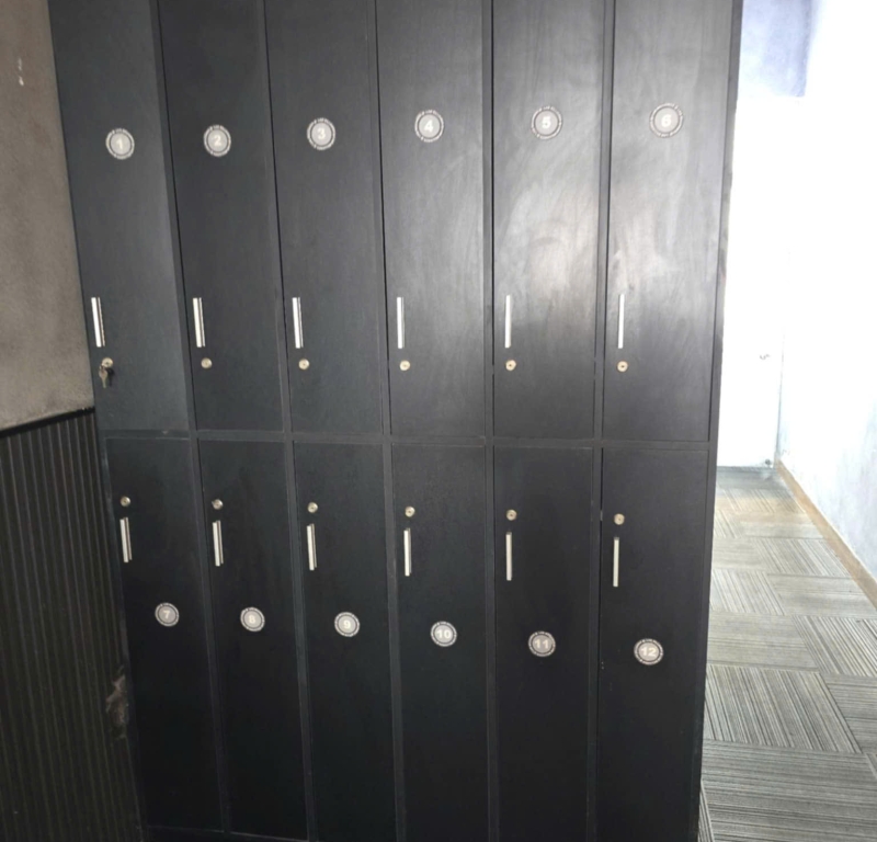 Hệ thống tủ Locker đen tối giản